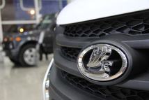 The Lada logo on the radiator grill of a car assembled in the Russian car manufacturer AvtoVaz's factory in the industrial city of Tolyatti roughly 1,000 kilometers east of Moscow in Russia, 23 January 2017. The current sales crisis has hit no Russian car manufacturer harder than it has the market leader AvtoVaz. A Frenchman hired just under a year ago is tasked with leading the former Soviet giant back into profitability. He has his work cut out for him. Photo: Thomas Körbel/dpa | usage worldwide (Photo by Thomas Körbel/picture alliance via Getty Images)