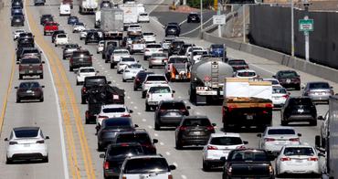 LOS ANGELES, CA - OCTOBER 1, 2025 -- Traffic heads north on I-405 as a new era in commuting begins for clean-air vehicles with new rules that kick solo drivers out of California carpool lanes and uncertainty over how it will impact commute times and traffic in Los Angeles on October 1, 2025. (Genaro Molina/Los Angeles Times)