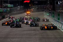 LAS VEGAS, NEVADA - NOVEMBER 22: Lando Norris of Great Britain driving the (4) McLaren MCL39 Mercedes and Max Verstappen of the Netherlands driving the (1) Oracle Red Bull Racing RB21 battle for track position at the race start during the F1 Grand Prix of Las Vegas at Las Vegas Strip Circuit on November 22, 2025 in Las Vegas, Nevada. (Photo by Mark Thompson/Getty Images)