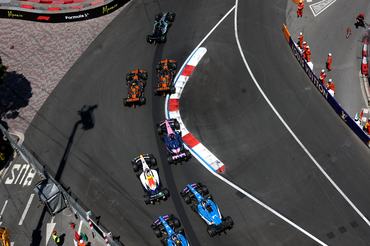 MONTE-CARLO, MONACO - JUNE 07: George Russell of Great Britain driving the (63) Mercedes AMG Petronas F1 Team W17 leads Oscar Piastri of Australia driving the (81) McLaren MCL40 Mercedes Lando Norris of Great Britain driving the (1) McLaren MCL40 Mercedes and the remainder of the field at the start during the F1 Grand Prix of Monaco at Circuit de Monaco on June 07, 2026 in Monte-Carlo, Monaco. (Photo by Steven Tee/Getty Images)