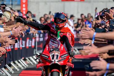 Balatonfõkajár, 2026. május 3.A gyõztes Nicolo Bulega, az Aruba.it Racing Ducati olasz versenyzõje a gyorsaságimotoros Superbike-világbajnokság magyarországi második versenyének eredményhirdetésén a balatonfõkajári Balaton Park Circuit versenypályán 2026. május 3-án.MTI/Vasvári Tamás
