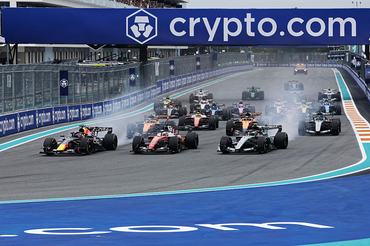 MIAMI, FLORIDA - MAY 03: Max Verstappen of the Netherlands driving the (3) Oracle Red Bull Racing RB22 Red Bull Ford Charles Leclerc of Monaco driving the (16) Scuderia Ferrari SF-26 and Andrea Kimi Antonelli of Italy driving the (12) Mercedes AMG Petronas F1 Team W17 lead the field at the start during the F1 Grand Prix of Miami at Miami International Autodrome on May 03, 2026 in Miami, Florida. (Photo by Mark Thompson/Getty Images)